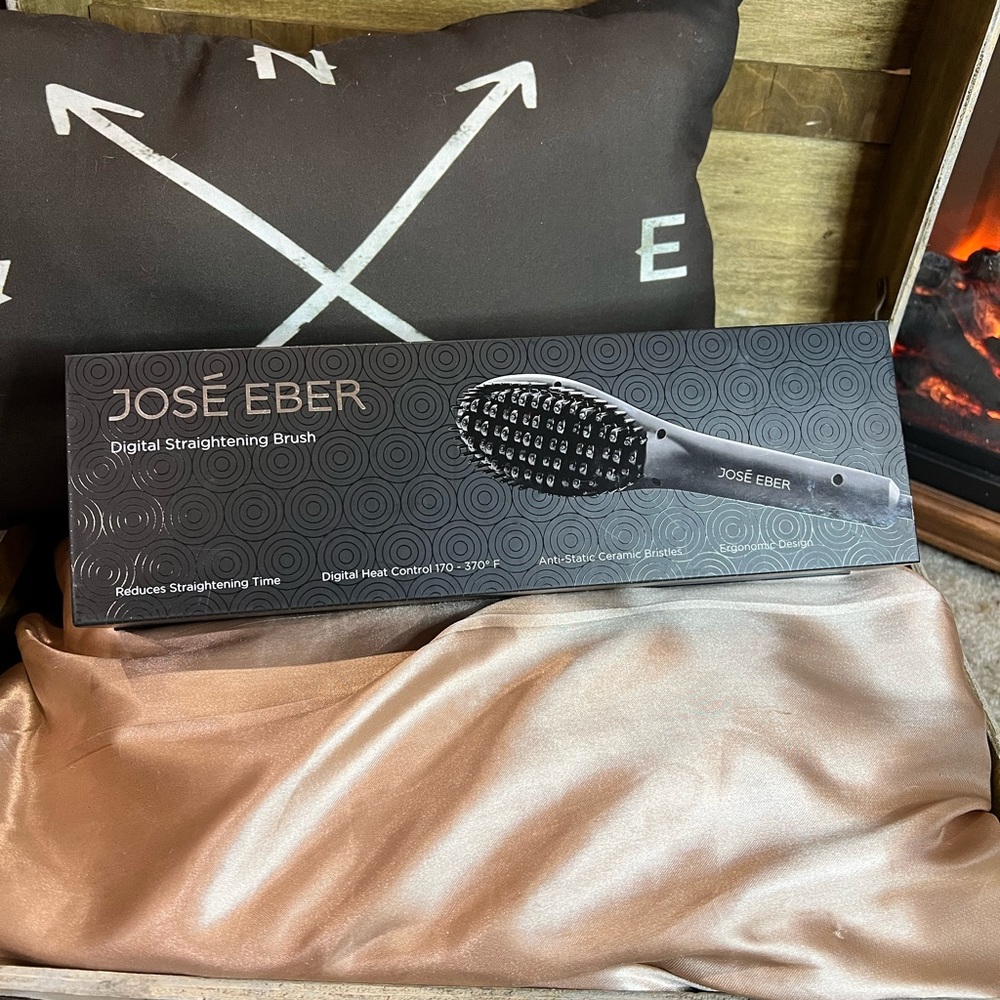 NIB Jose Eber Digital Straightening Brush